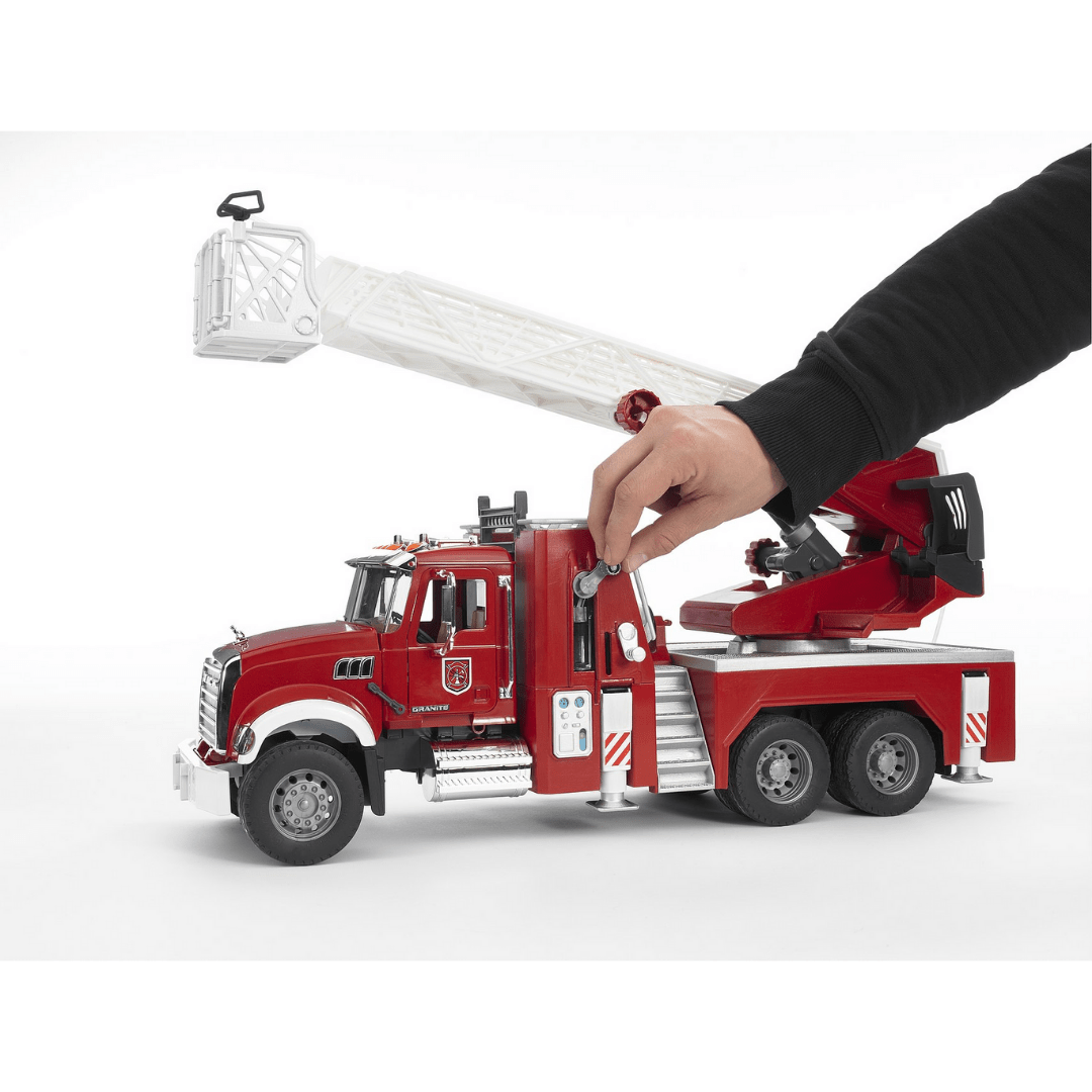 BRUDER Transportes Camión bomberos con escalera y bomba MACK Granite 02821 - Escala 1:16- BRUDER BRU02821