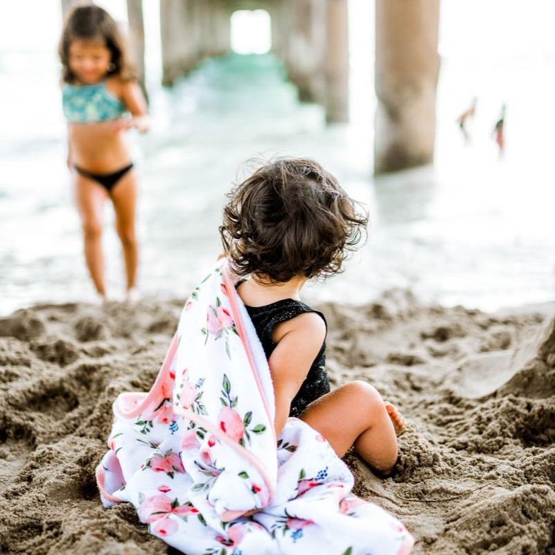 LITTLE UNICORN Artículos para el baño Juego de Toalla con capucha y toallita - Watercolor Roses UH0034